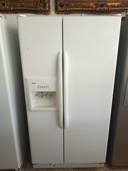 Whirlpool Side by Side Refrigerator White excellent . Warranty . Delivery available . 2203 Fowler st. Ft. Myers 33901