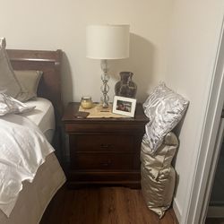 Bedroom Furniture Set- Queen Size 