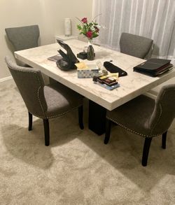 Dining Room Table & Chairs