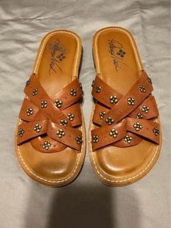 Patricia Nash Felicita stud-detail sandals in a tan leather size 6.5