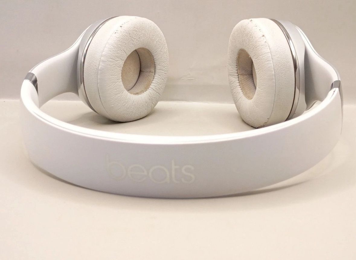Beats Solo3 Wireless On Ear Satin Silver A1796 Apple W1 Chip - Main Image