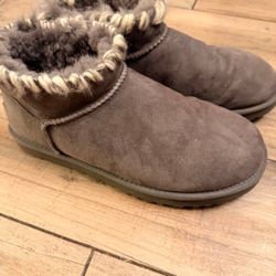 Bearpaw Yvonne Women's Crochet Trim Ankle Boots 