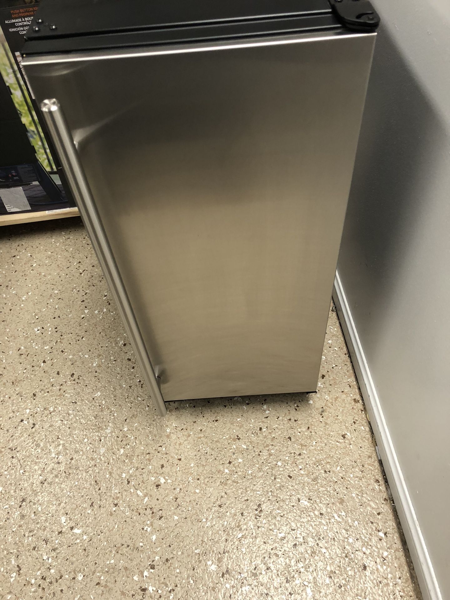 NEW NEVER USED ULINE 1000 SERIES 2.9 Cu Fu MINI FRIDGE WITH REVERSIBLE DOOR AND 3 YEAR EXTENDED WARRANTY 