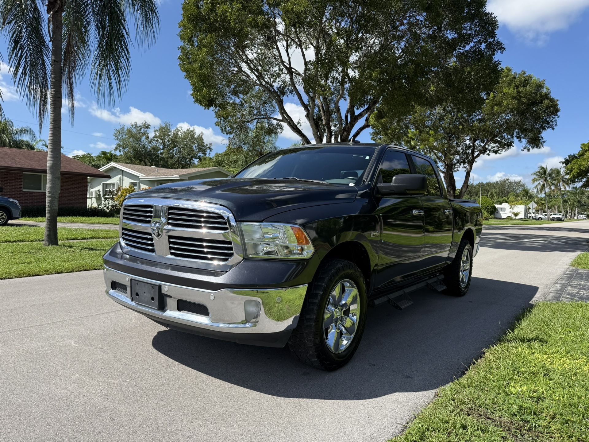 2016 Ram 1500 SLT Perfect Conditions 5.7 Hemi Engine