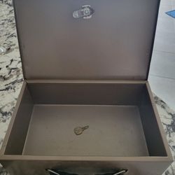 LOCK BOX SAFE WITH KEY - WEIGHS 8 LBS 13"LONGx5"TALLx8.5"DEEP