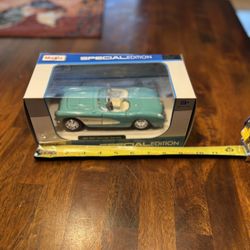 1957 Chevrolet Corvette Convertible Turquoise 1/24 Diecast Model Car Maisto