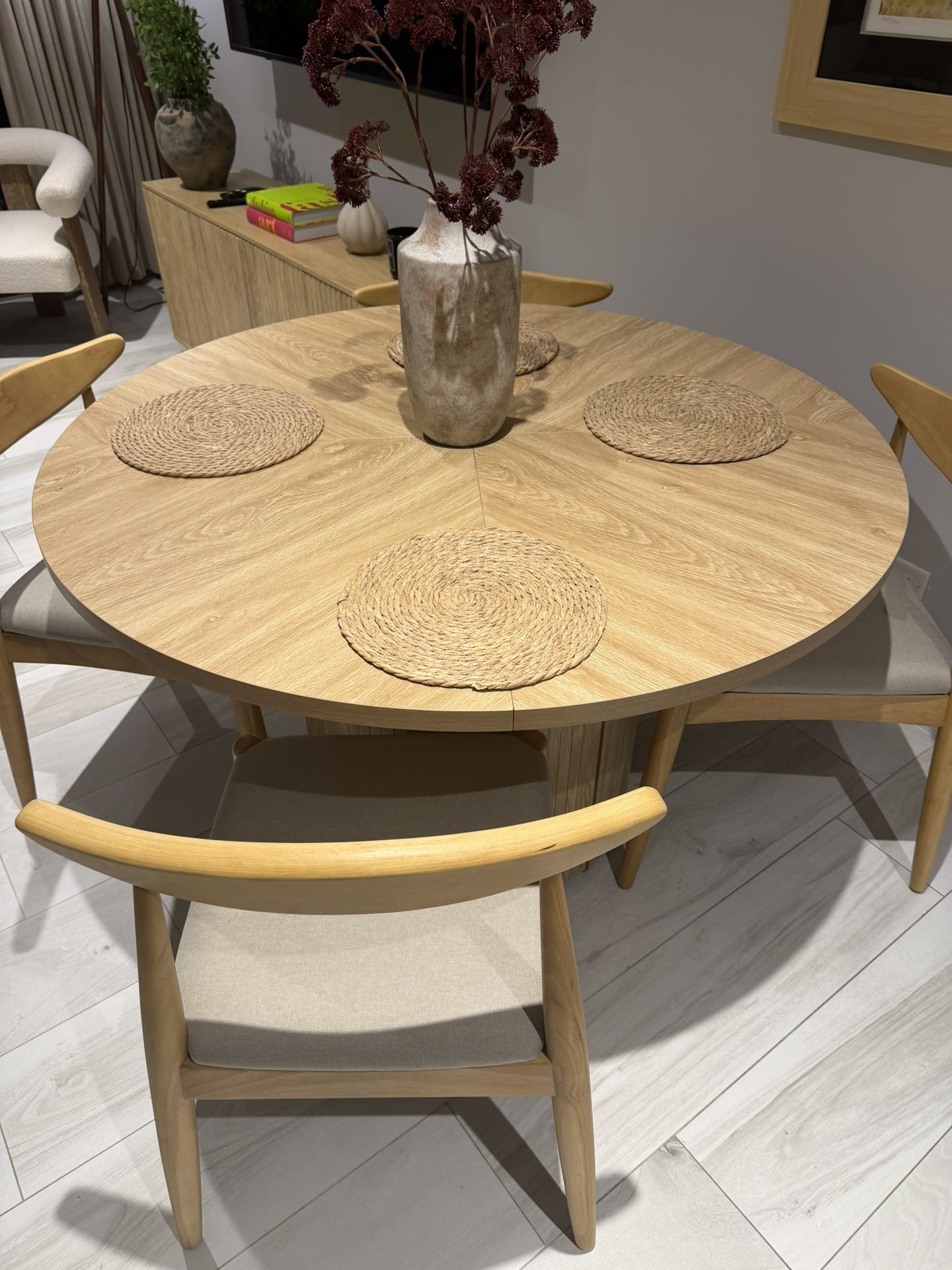 Modern Elite Design circular Dining Table
