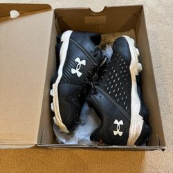 Boy’s Baseball Cleats Under Armour Leadoff Low Size 4 Used
