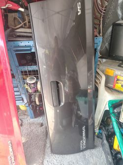 Charcoal grey/gold prerunner tailgate