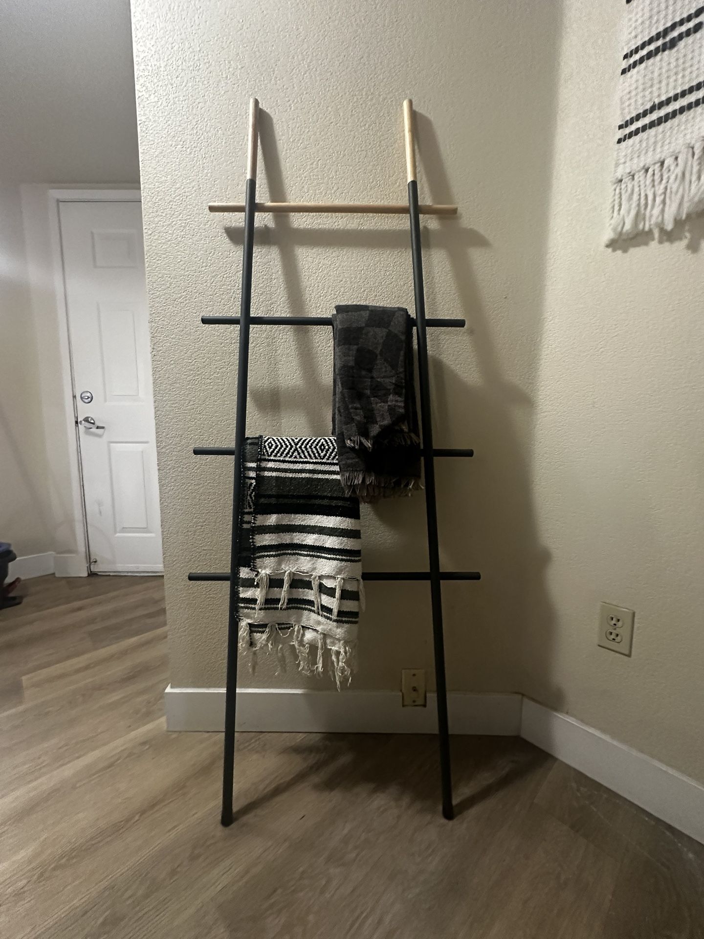 Dual tone blanket rack ladder