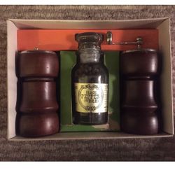 Vintage Gail Craft Salt & Pepper Mill Set With Peppercorns NOS In Original Box