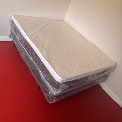NEW QUEEN. PILLOW-TOP SETMATTRESS AND BOX SPRING.-2pcs
