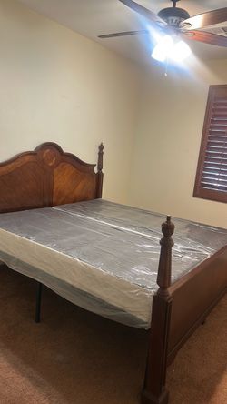 Convertible King/CaliKing Wood Four-Poster Bed Frame with Mattress