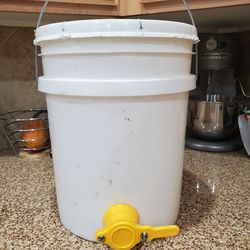 5 gallon honey bucket with spout