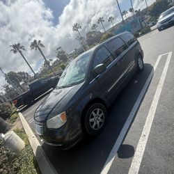 Chrysler Town And Country Van 2012