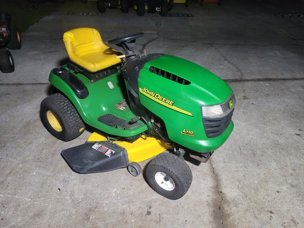 John Deere L110 riding lawn mower, 17.5hp engine, 42" deck and hydrostatic transmission