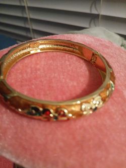 Gold bracelet with beautiful flowers made out of celiloid