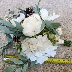 3 Ivory Bridal Bouquets of artificial flowers White, vases not included

Condition is used twice
$60 for largest bouquet
$20 for 2 smaller bouquets

M