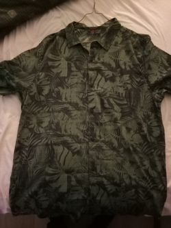 Barely Used Roark Revival Tropical Button-Up Shirt (Men's Large)