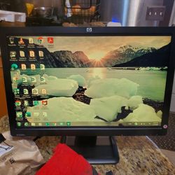 2  22" HP Color Monitors. Model: LE2201w Make Offer