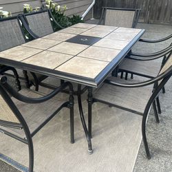 7 Piece Outdoor Dinning Table With Chairs Great Condition 