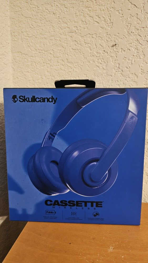 Skullcandy On-Ear Bluetooth Headphones, 22 Hr Battery, Microphone, Works w iPhone/Android NIB