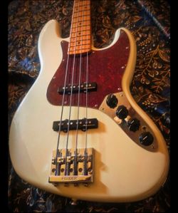 Fender player plus jazz bass white