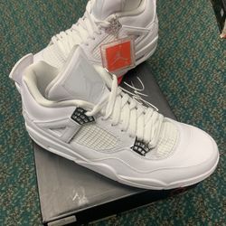 TENNIS SHOES , OTHER AIR JORDAN WHITE / METALLIC SILVER RETRO 4’s GREAT CONDITION