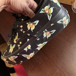 WOMENS VANS SIZE 9