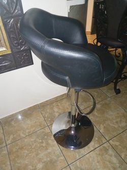 Two bar stools in great conditions