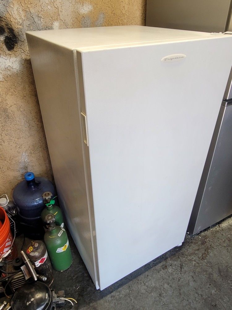 Frigidaire 9cu Ft Upright Freezer Manual Defrost 24X24X51