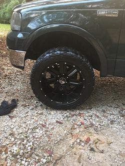 20x12 hostile with 33inch tires 6 lug Ford pattern $1000