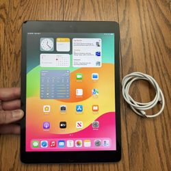 iPad 9th gen 2021 64GB Gray with charging cable