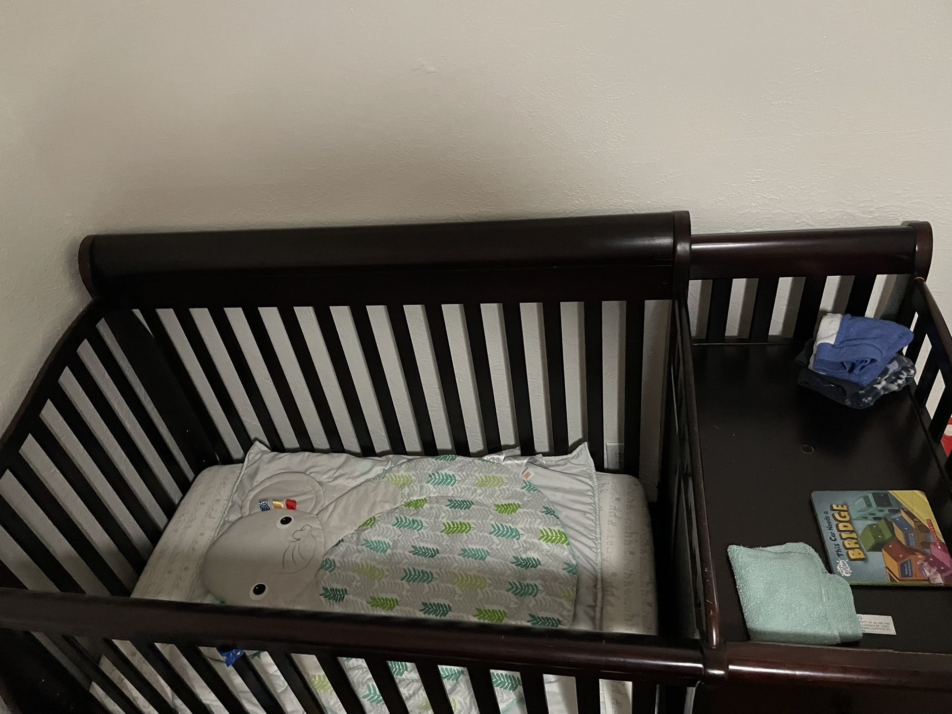 Baby Crib With Drawers/changing Station 