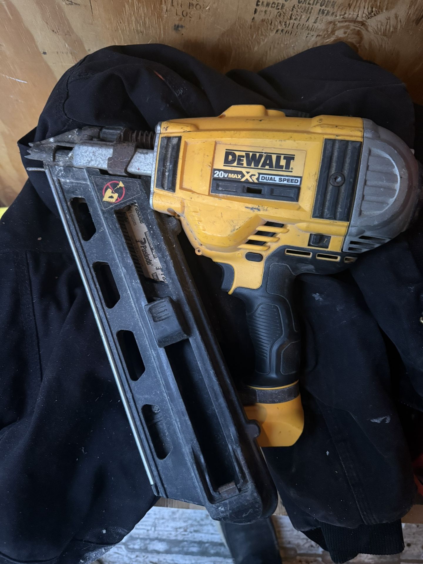 Dewault Nail Gun With 9 Amp Battery