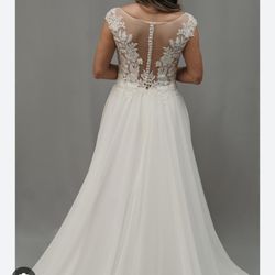 New never worn Rylie Wedding Dress