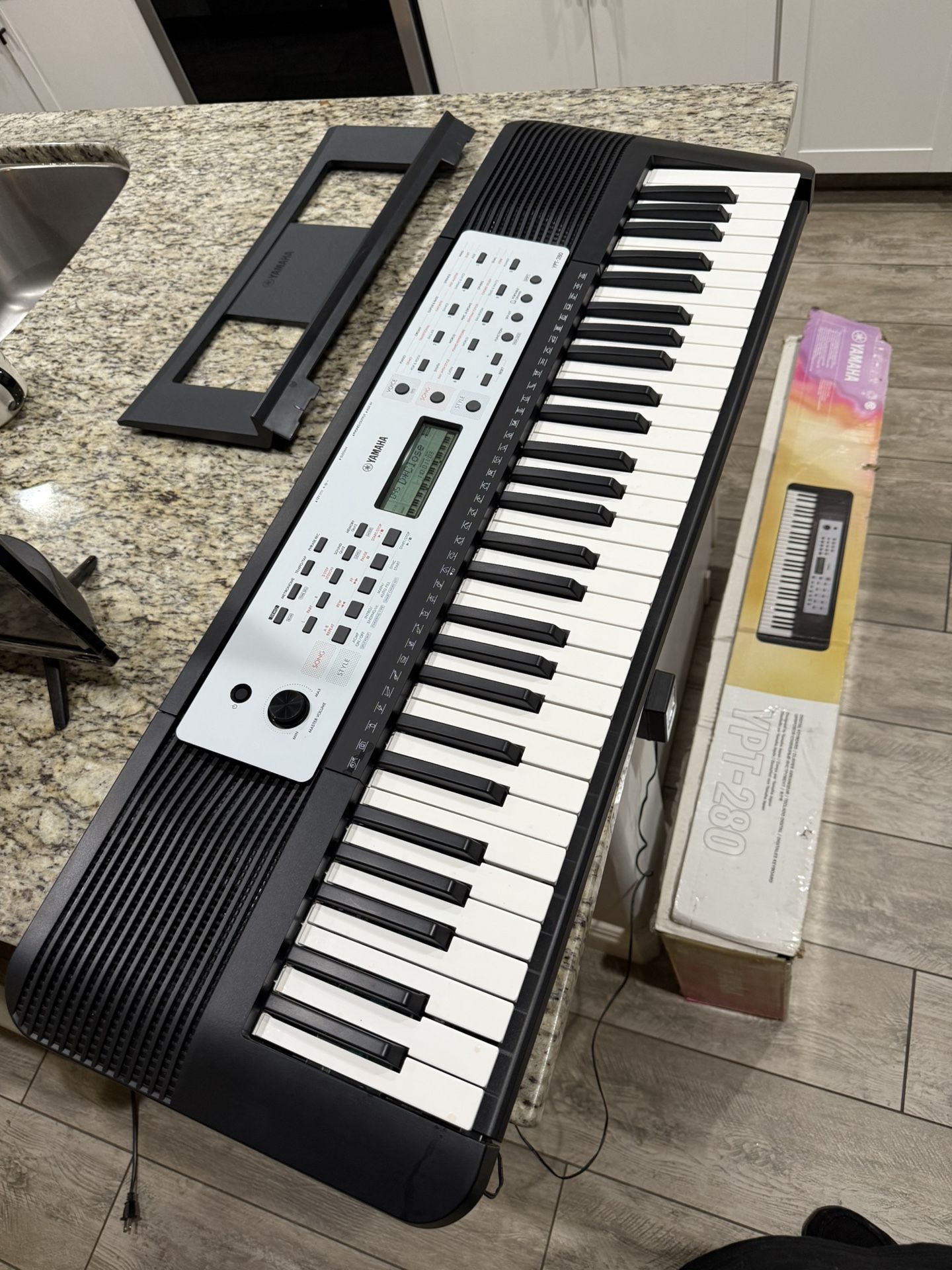 New Yamaha YPT-280 61 Key Keyboard