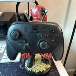 Nintendo Switch Pro Controller Excellent Conditions. Little use 