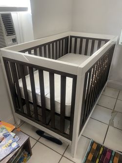Baby crib + mattress 