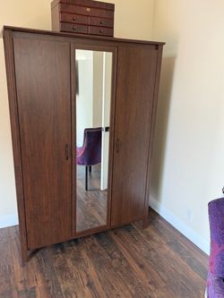 Wardrobe closet cabinet