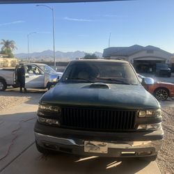 GREEN CHEVY TAHOE V8