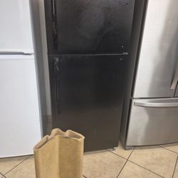 Insignia aparmet size refrigerator