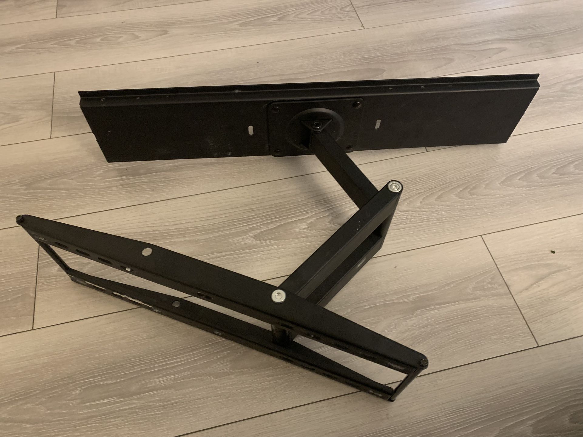 Strong L-Bracket TV Wall Mount – Fits Big Screens!
