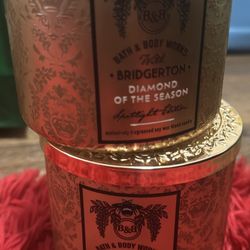 bath and body work candle (bridgerton diamond of the sea) smell very good “Spotlight edition 