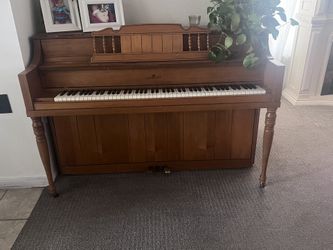 Lowrey Piano