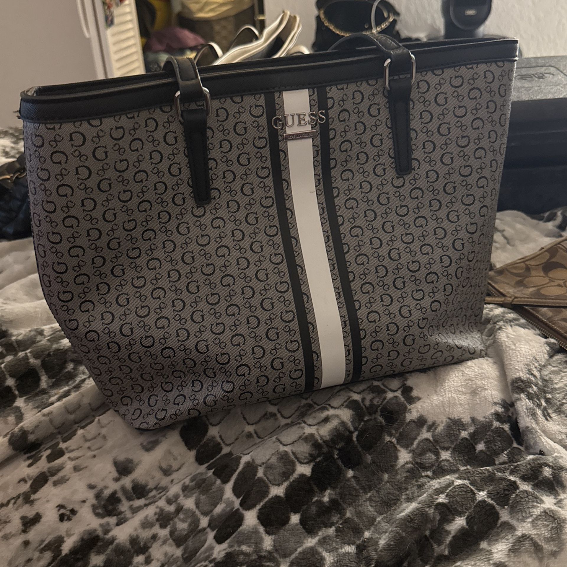 guess tote