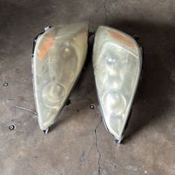 Headlights -2004 Toyota Sienna $40 For Both 