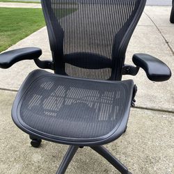 Herman Miller Aeron Chair -Size B (Dark)