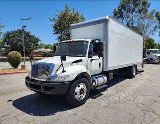2018 international 4300 26ft box truck
