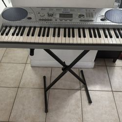 Yamaha keyboard And Stand